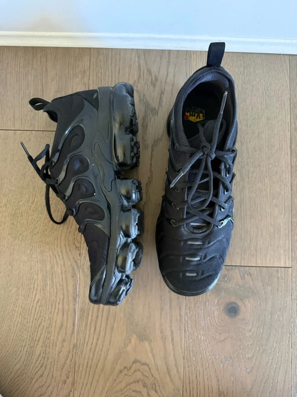 Nike Men’s Triple Black VaporMax-Style Cushioned Sneakers - Picture 7 of 9